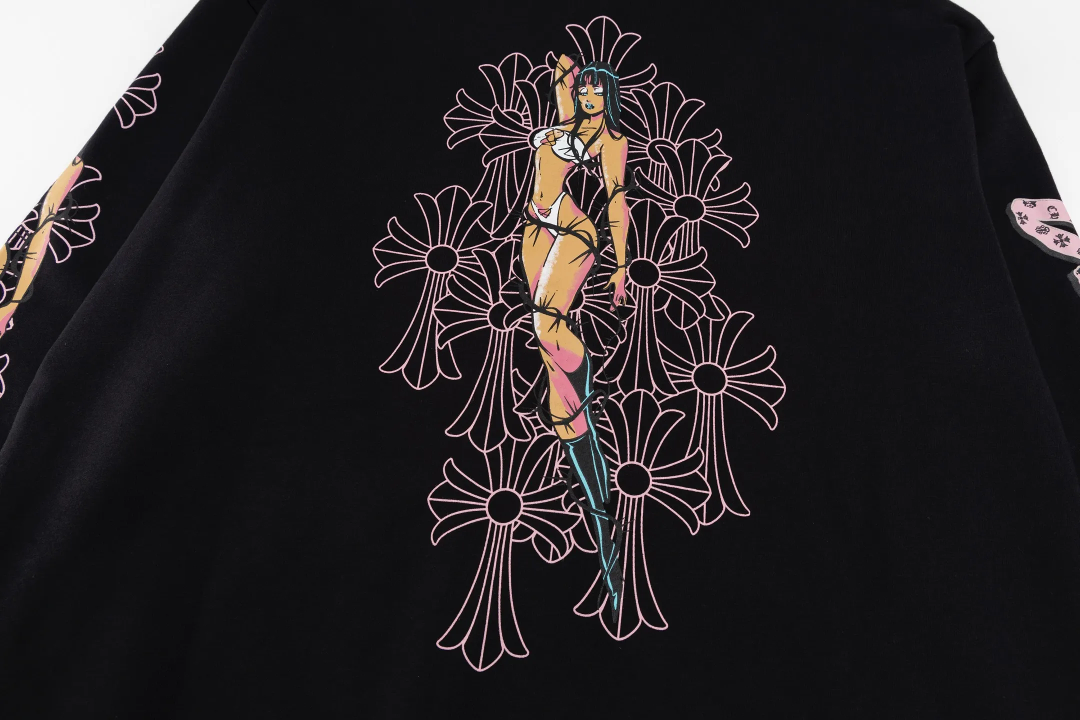 🅿️520 [Exclusive supply] CH Crow Heart Deadly Doll co-branded hooded jacket. The fabric is made of 420 grams of high-quality thin velvet thick fish scale fabric, bringing a comfortable wearing experience. The fabric has been professionally brushed and washed to give the clothing a soft, skin-friendly feel. The printed pattern on the sweatshirt strictly follows the original design and uses hand-made glue printing technology to ensure that the pattern is clear and lasting. The zipper part is specially made of real antique silver and has been carefully aged. The zipper head is sprayed with silver to create a retro texture. The whole body has been shaped to keep the shape crisp. This sweatshirt strives for excellence in craftsmanship and reflects high-end quality from fabric selection to detail processing. It not only retains the street fashion sense, but also incorporates Chrome Hearts' iconic luxury elements. It is an ideal choice for fashion lovers who pursue individuality and quality. Size:S/M/L